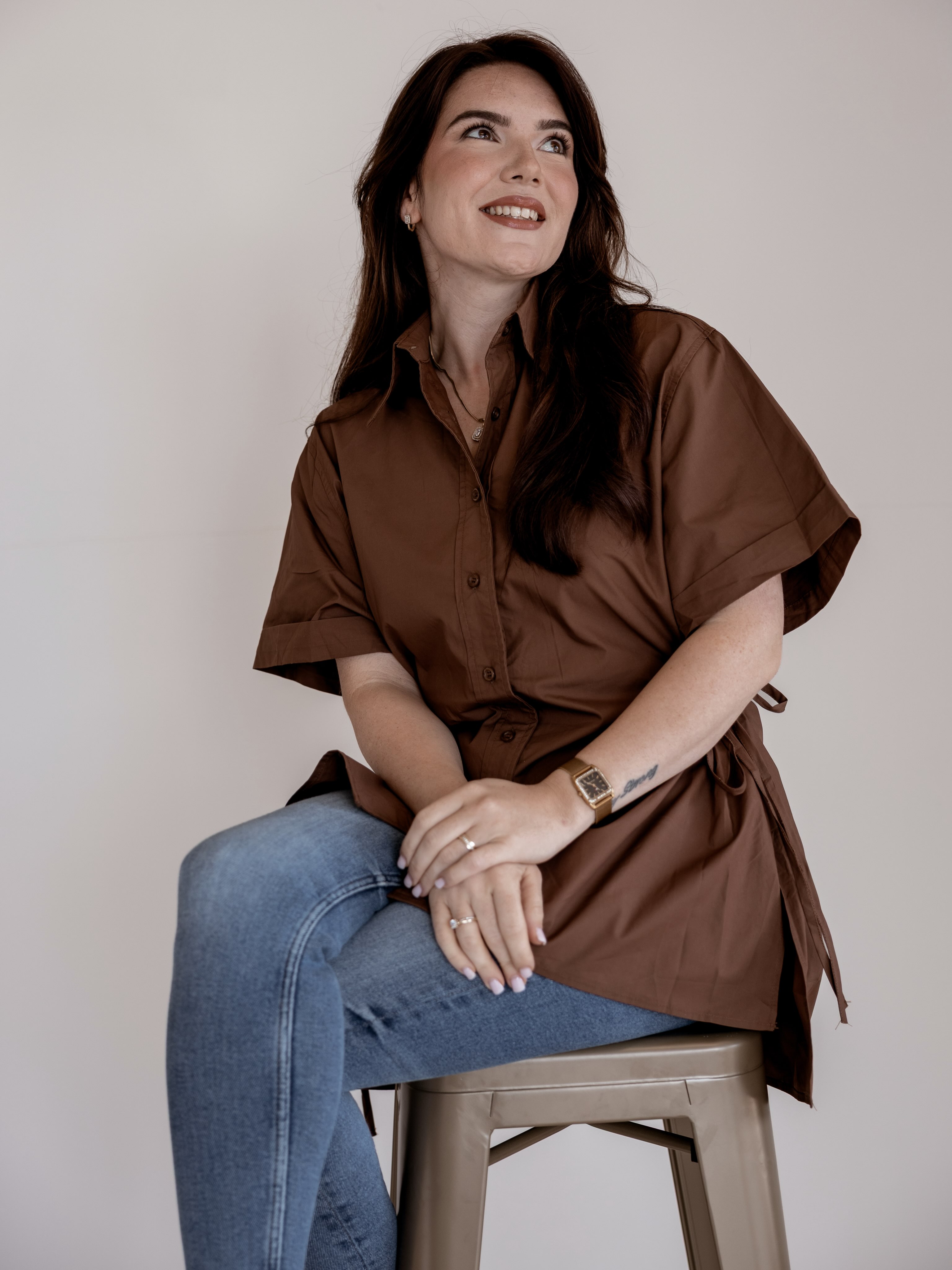 Studioportret van een vrouw in een bruine blouse