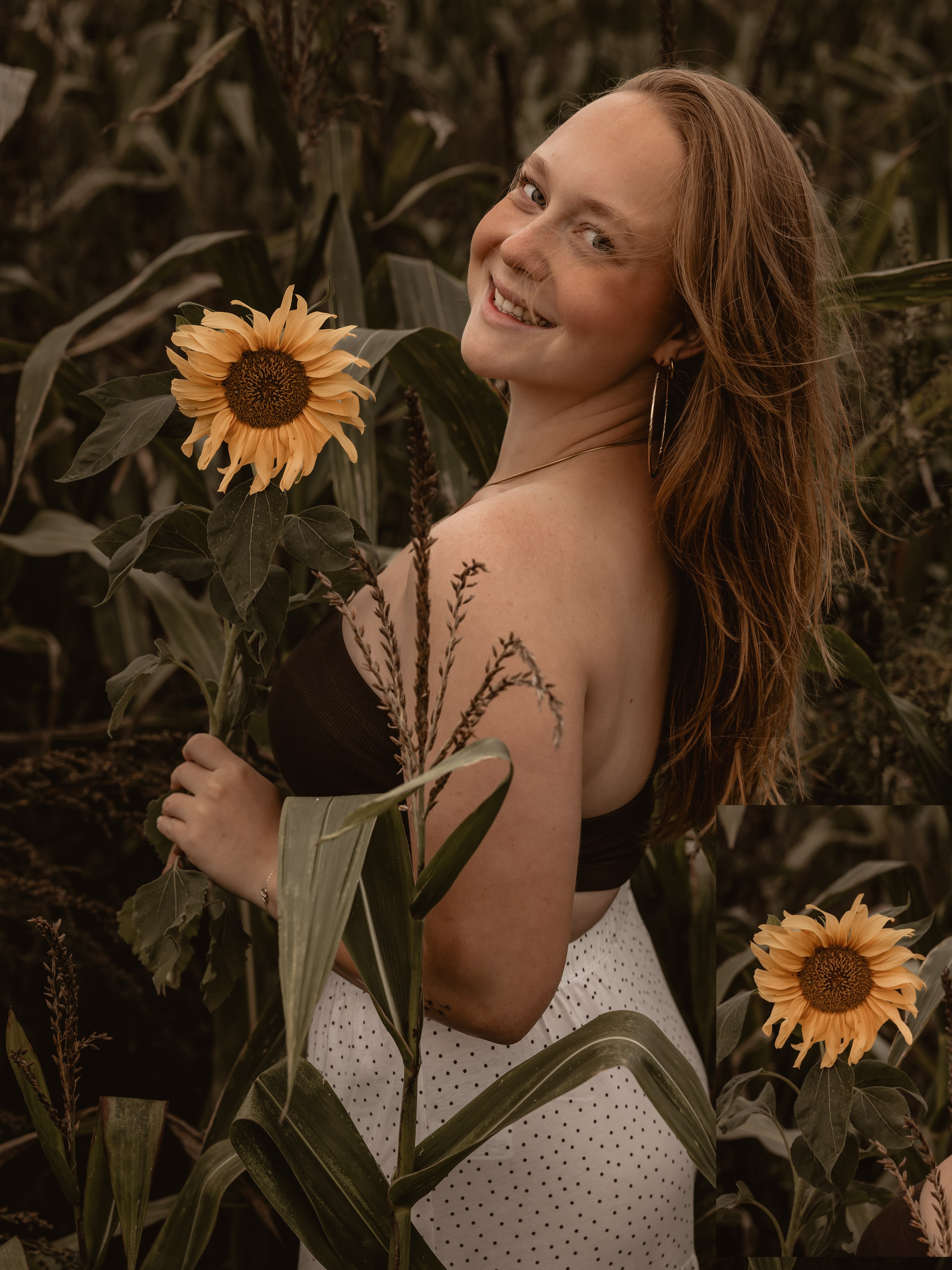 Lachende vrouw met een zonnebloem tussen het groen