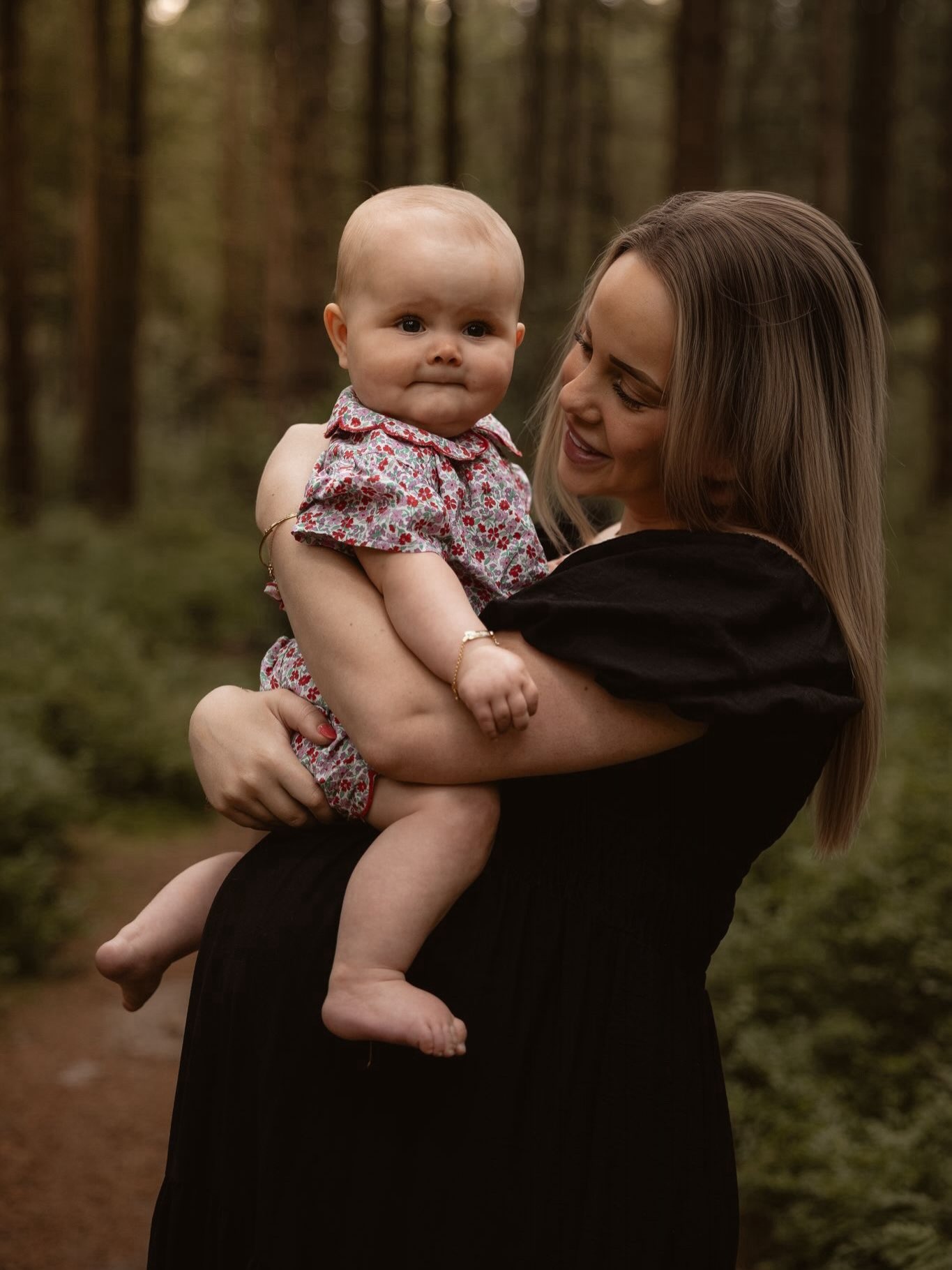 Moeder met baby in het bos