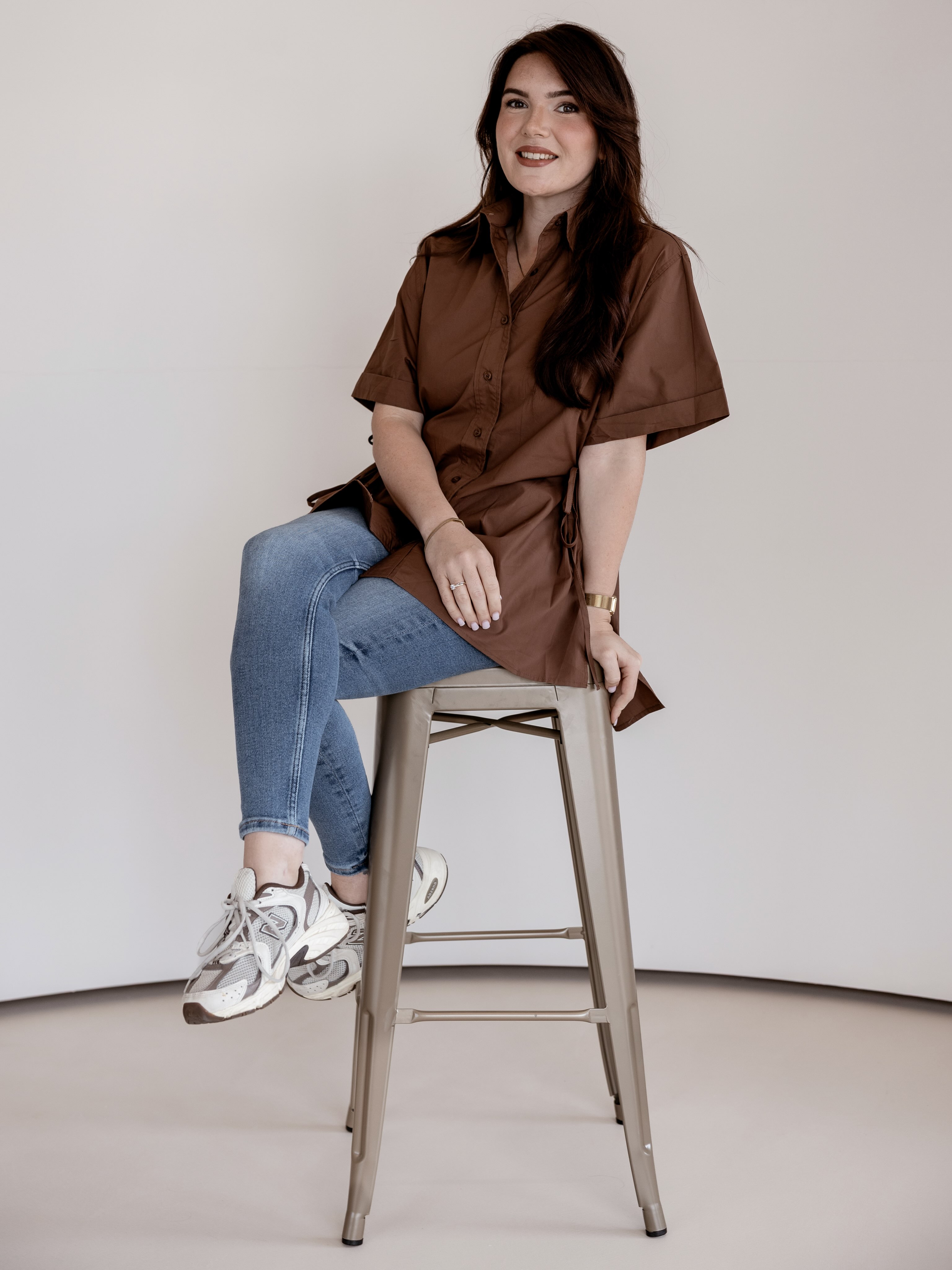 Vrouw op een stoel in de daglichtstudio