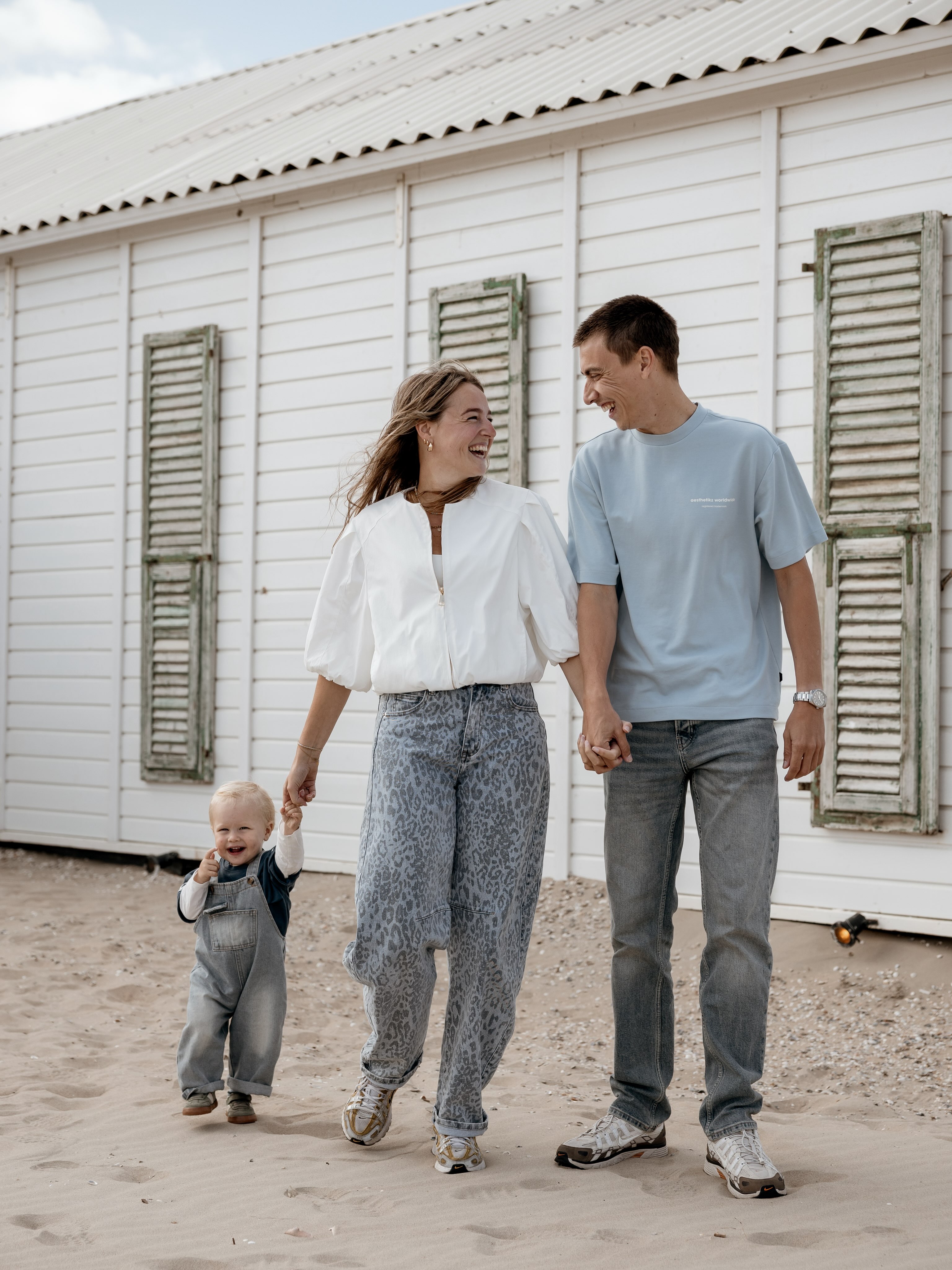 Ouders wandelen met hun kind