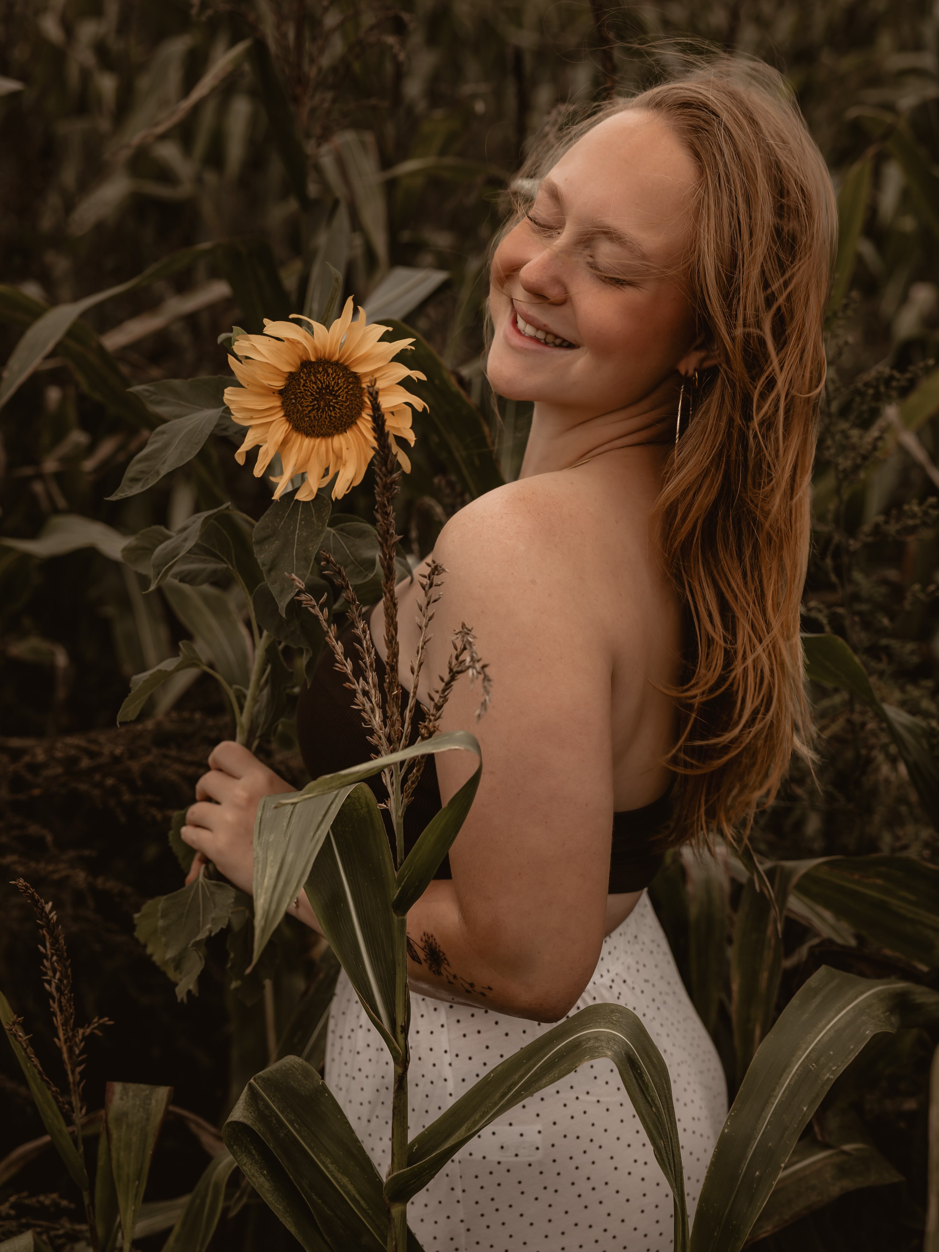 Vrouw met een zonnebloem