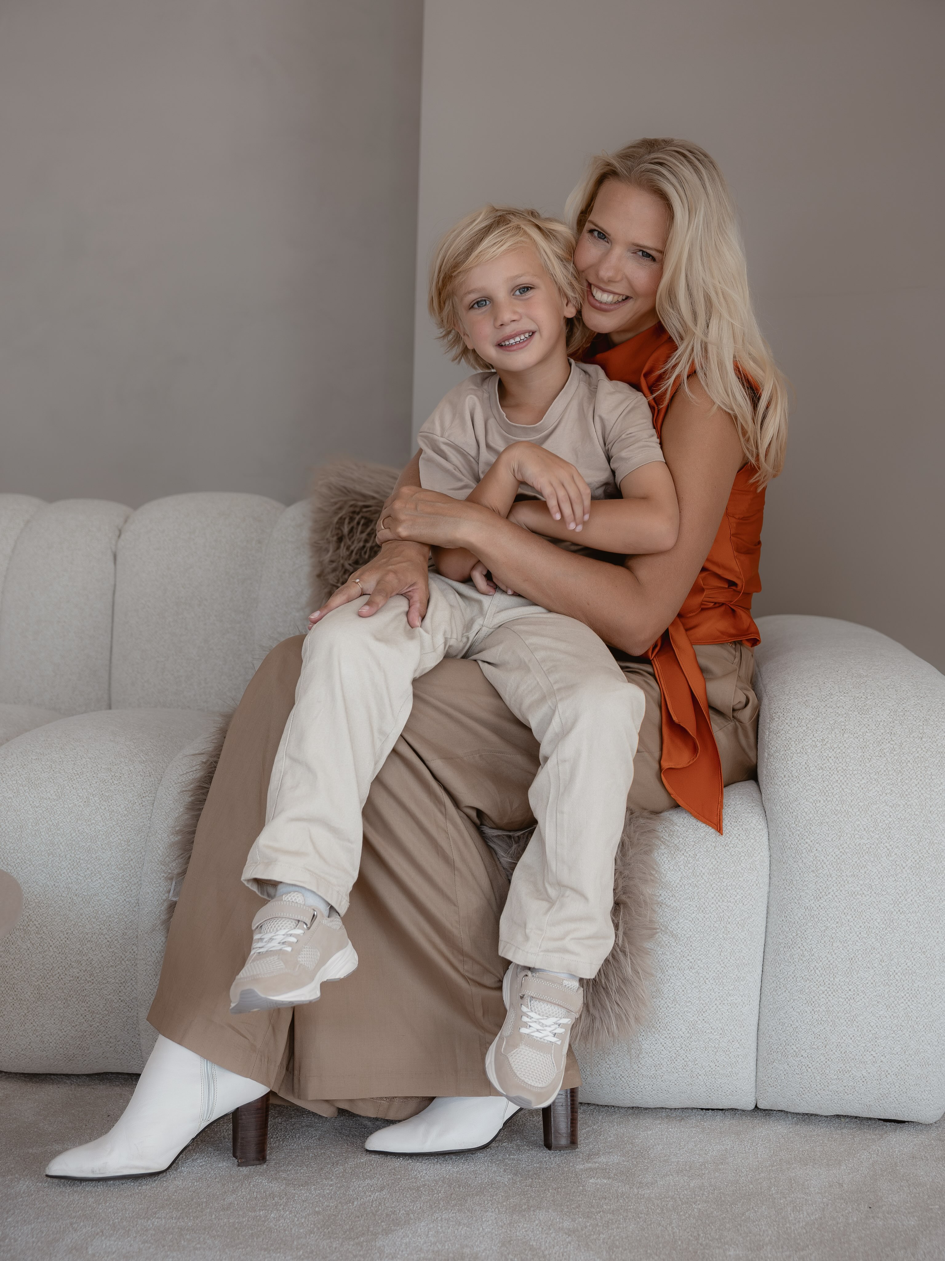 Moeder met haar zoon op schoot in de daglichtstudio