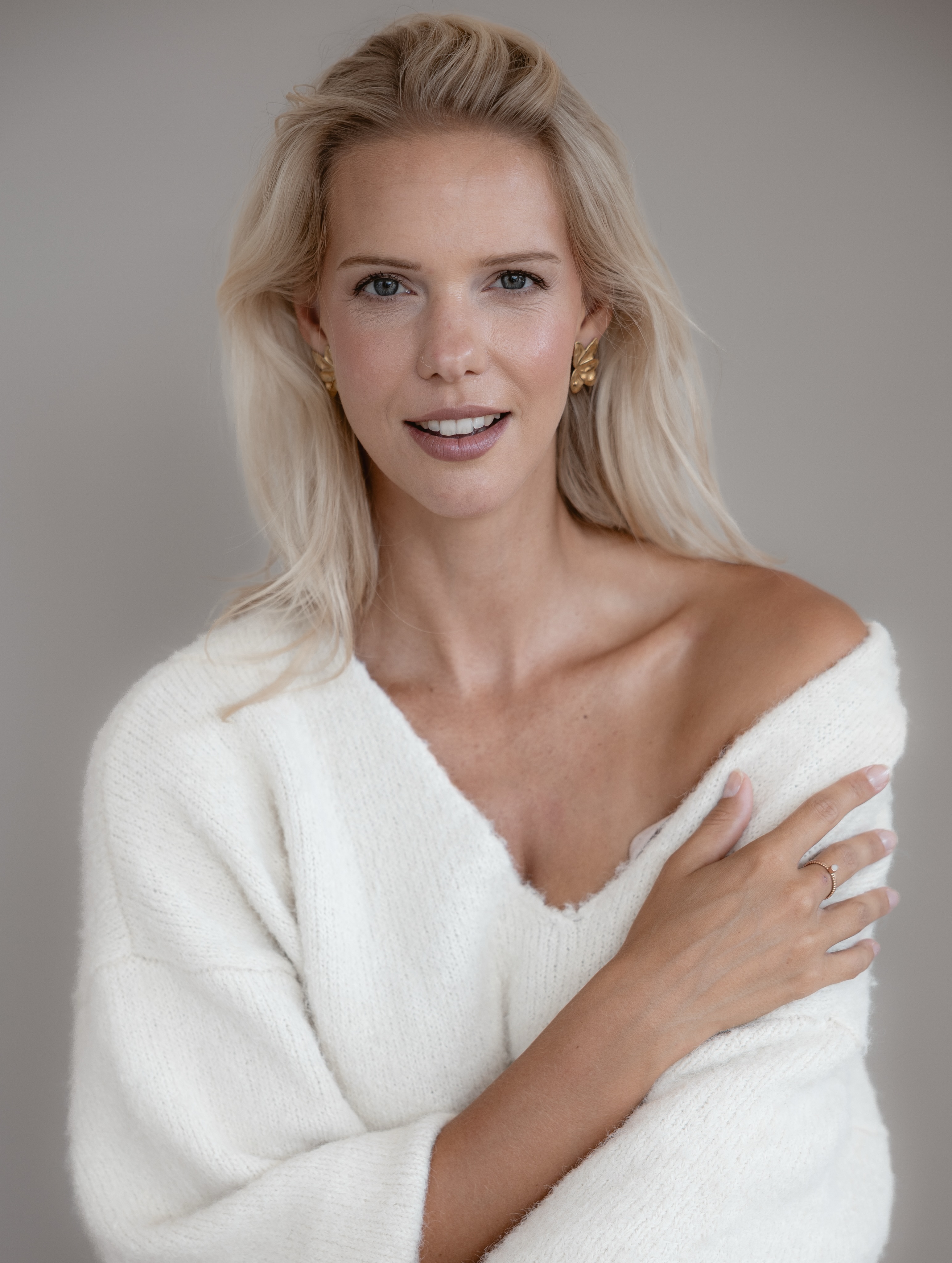Studioportret van een vrouw in een witte trui